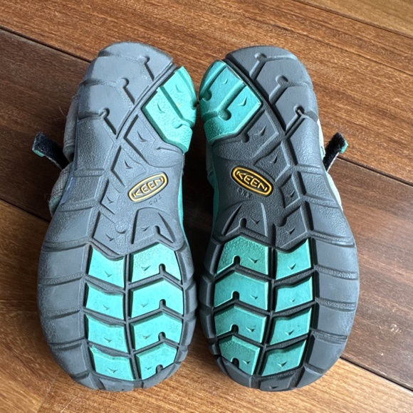 Keen sandals kid size 11 - Picture 2 of 3
